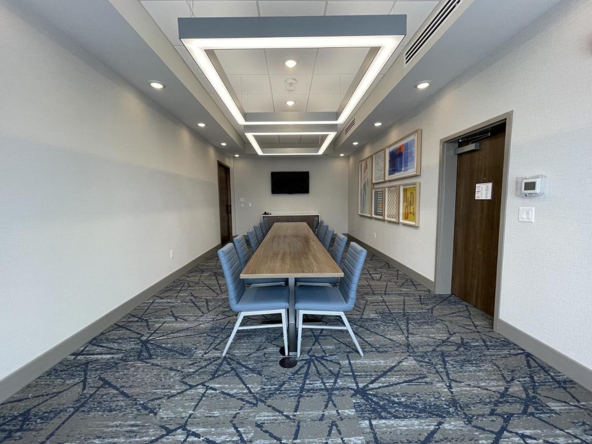 Holiday Inn Express & Suites - Ft. Smith - Airport By Ihg Fort Smith Exterior photo